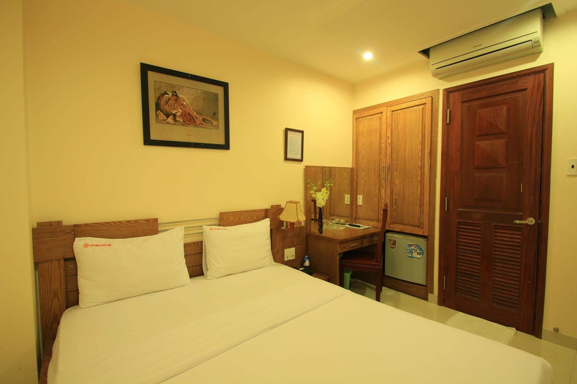 Ipeace Hotel - Bui Vien Walking Street Хошимін Екстер'єр фото