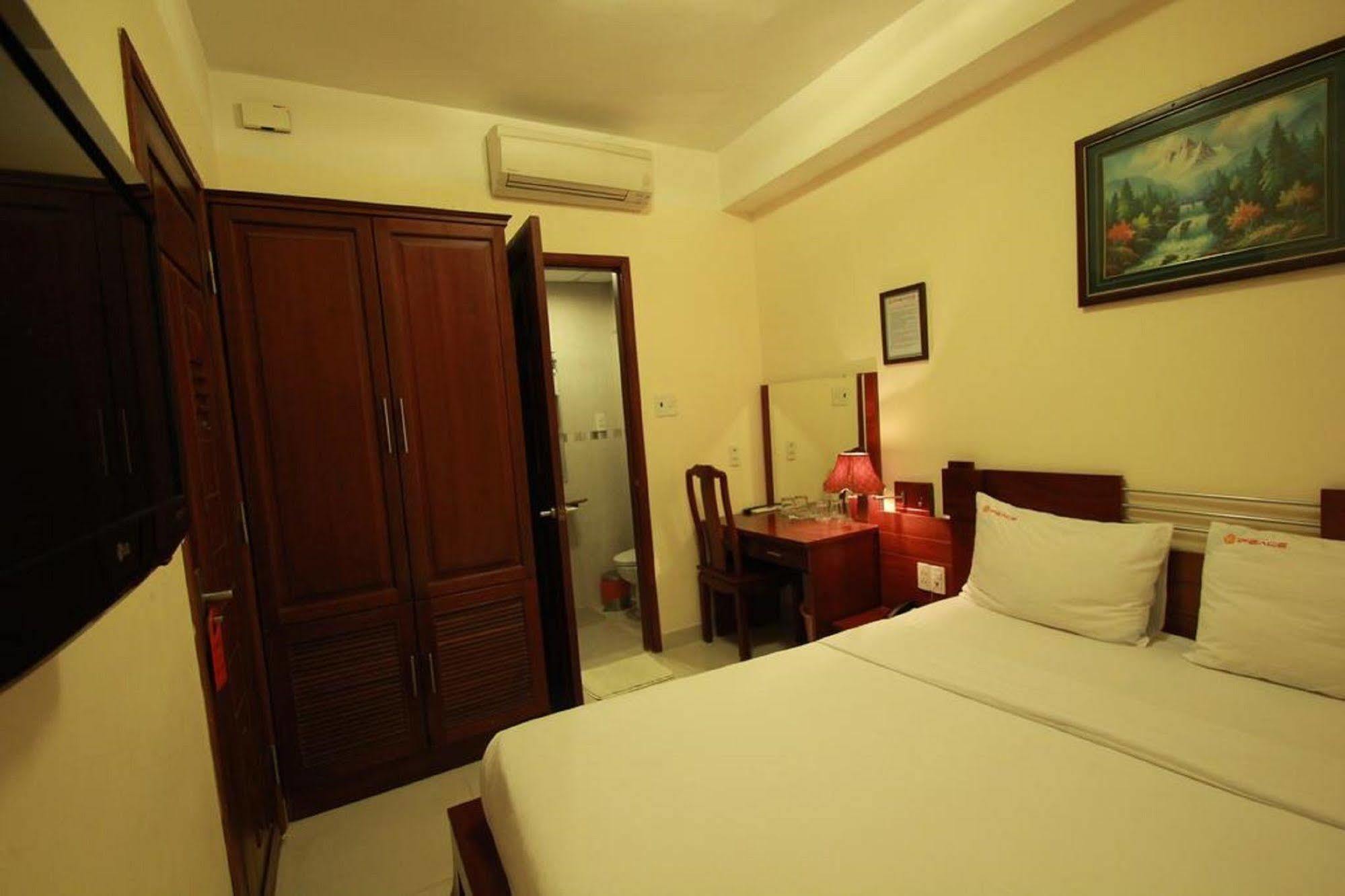 Ipeace Hotel - Bui Vien Walking Street Хошимін Екстер'єр фото
